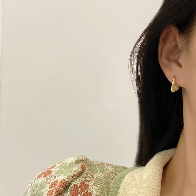 Personality pearl earrings 2022 new trendy retro Hong Kong style Hepburn earrings temperament high-end atmospheric earrings women