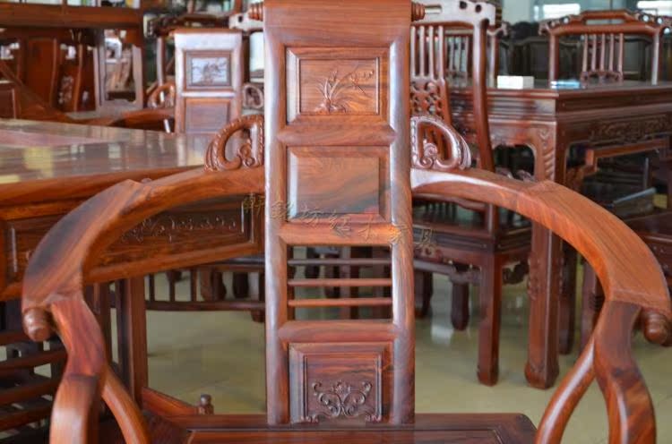 Gỗ rắn mới chạm khắc cung điện Elm phòng khách sofa bàn cà phê 3 mảnh đặt Trung Quốc Taishi ghế cổ đồ nội thất - Bộ đồ nội thất mẫu giường gỗ đẹp