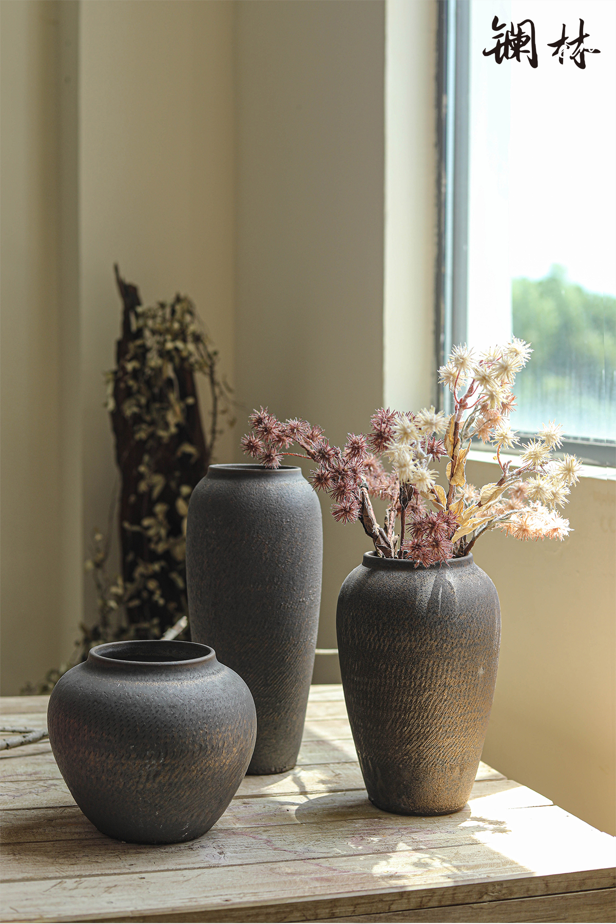 Retro nostalgia manual artistic ceramic vase coarse pottery flowerpot simulation dried flowers, green plant sitting room adornment is placed