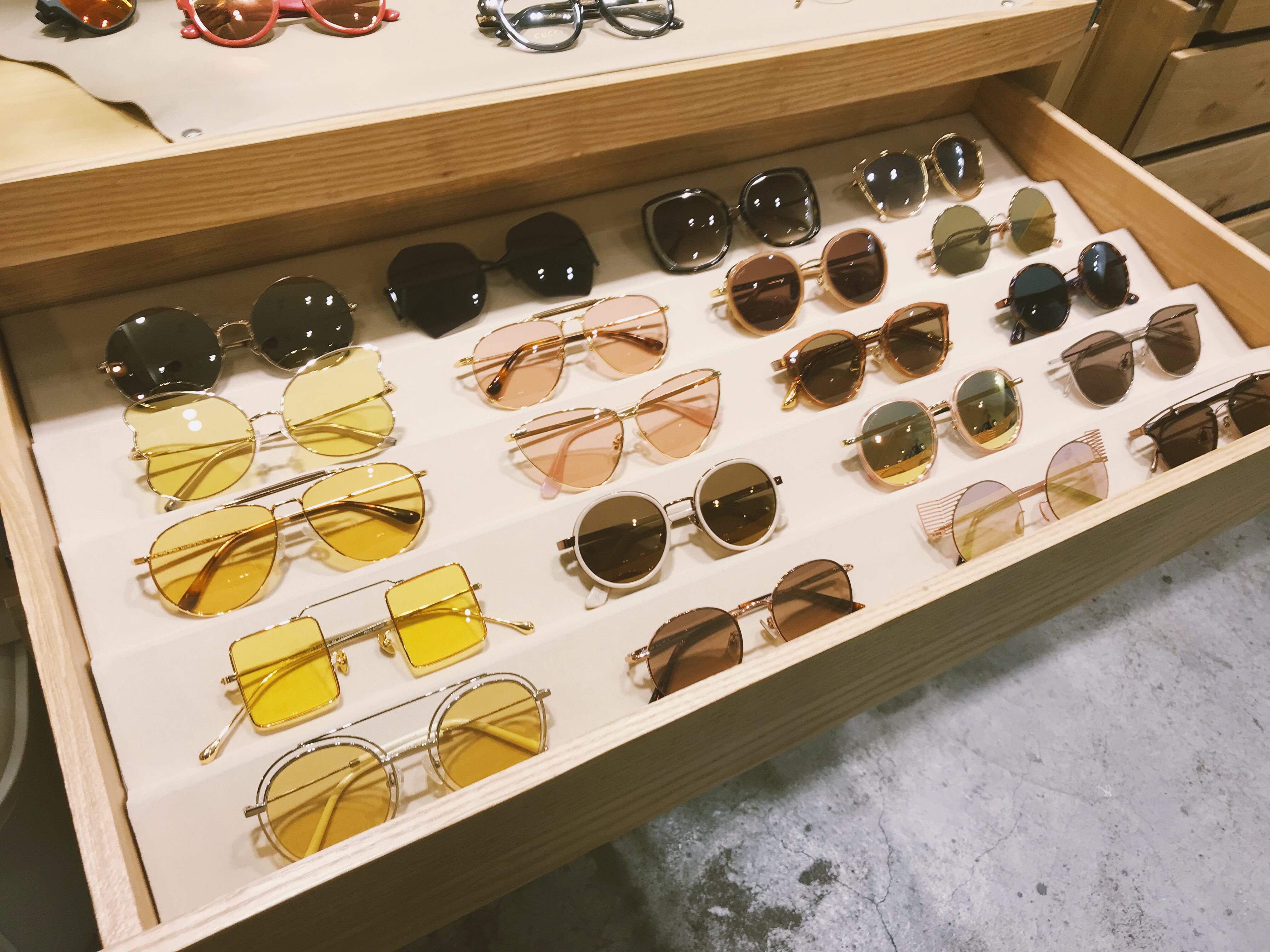 Custom trapezoidal mall Cinema Counter Shelves Sunglasses Optical Glasses Optical glasses drawers Inside Display lattice Barrier Tray