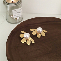 European and American fashion temperament French niche design sense simple flower Pearl detachable earrings earrings female New