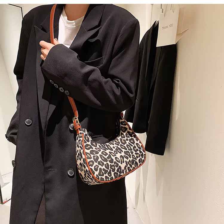 Autumn And Winter Small 2021 New  Messenger Shoulder Underarm Bag Wild Half-moon Bag display picture 13