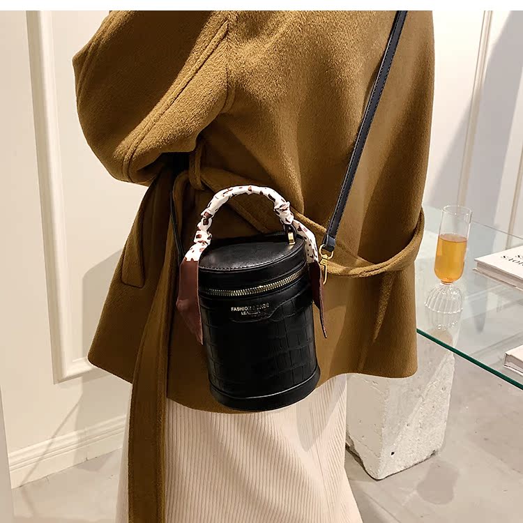 Autumn And Winter New Trendy Stone Pattern Portable Shoulder Texture Fashion Diagonal Bucket Bag display picture 5