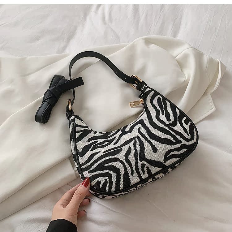 Autumn And Winter Small 2021 New  Messenger Shoulder Underarm Bag Wild Half-moon Bag display picture 3