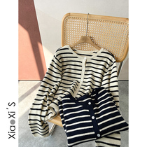 Little Hicks) 2022 New round collar single row with striped commuter foreign air knit cardiovert jacket jacket