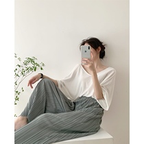  ICTS and the evening wind slipped out of the window together black and white refreshing and cool ice silk loose V-neck knitted Tee