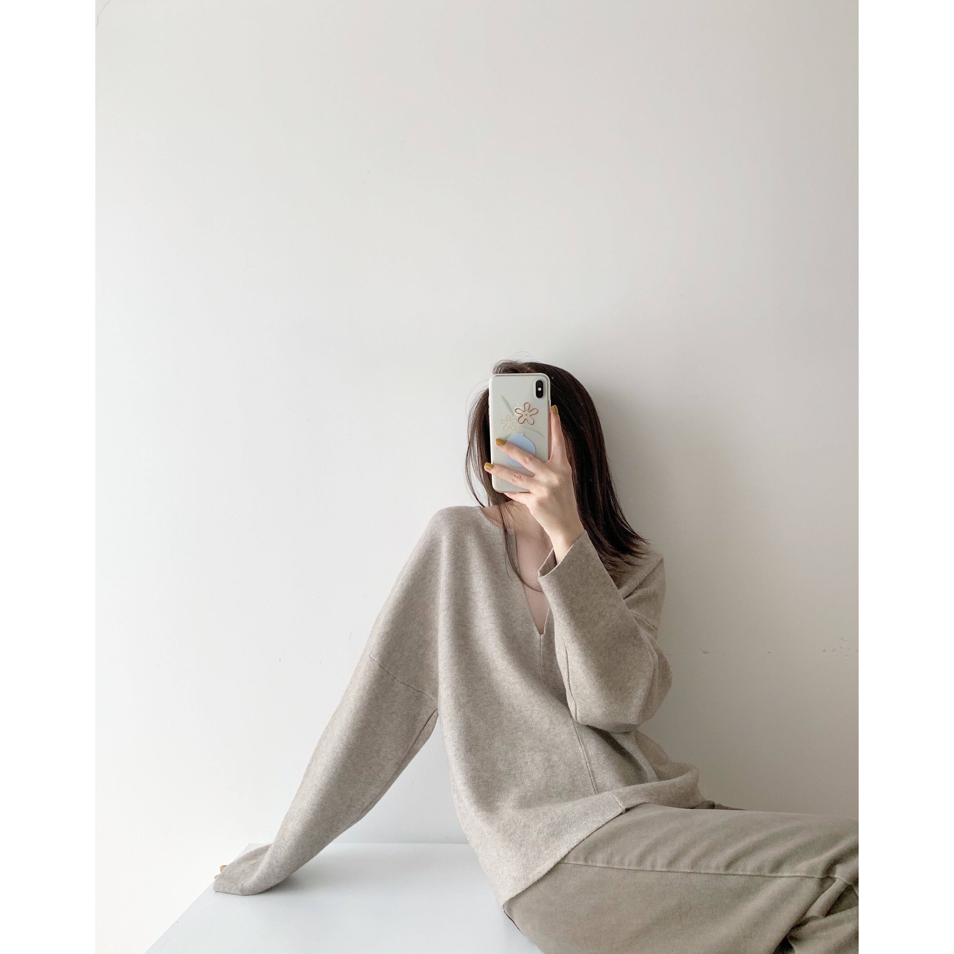 ICTS mature yet unworlded with simple east-like line sense deep V-led milk curry shaped knitted blouses