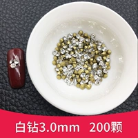 200 белых бриллиантов диаметром 3,0 мм.
