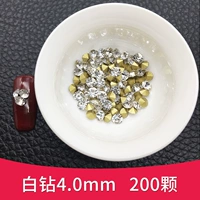 200 белых бриллиантов диаметром 4,0 мм.