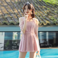 Розовая девочка купальники жены кипятят горячий весен