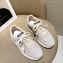 A small ckerwin fell to see the bombing in the eyes of the fashionista