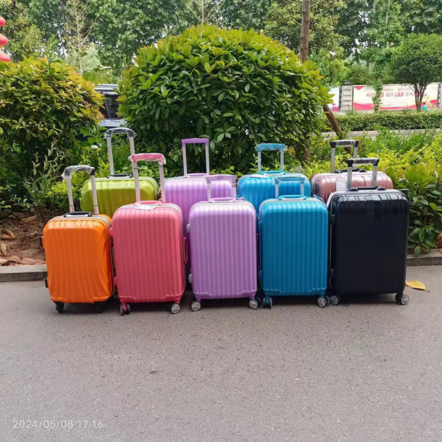 Is Rolls-Sweat a PC universal wheel trolley case?