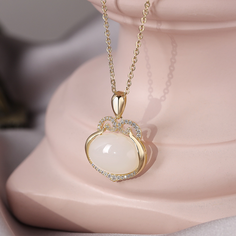 Hangyu Tian Yu pendant female xiang cloud necklace exquisite hundred and knot bone chain female luxury design custom engraving gift