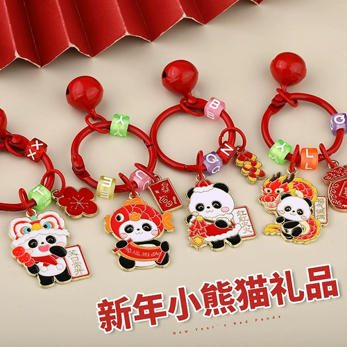 Красная панда процветает, удачлива, улыбается и всегда полна благословений, полна благословений во время Весеннего праздника и новогодних подарков и праздничных брелков.