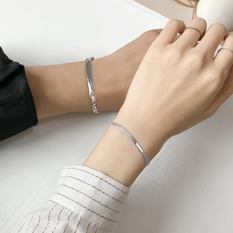 Couples hand in a pair of pure silver minimalist lettering to commemorate male and female personalities with small crowdsourced design of long-distance lovers' gifts