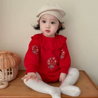 Красное трикотажное боди, берет, колготки