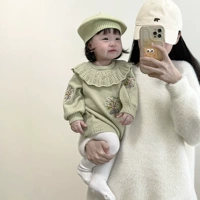 Зеленое боди, берет, колготки