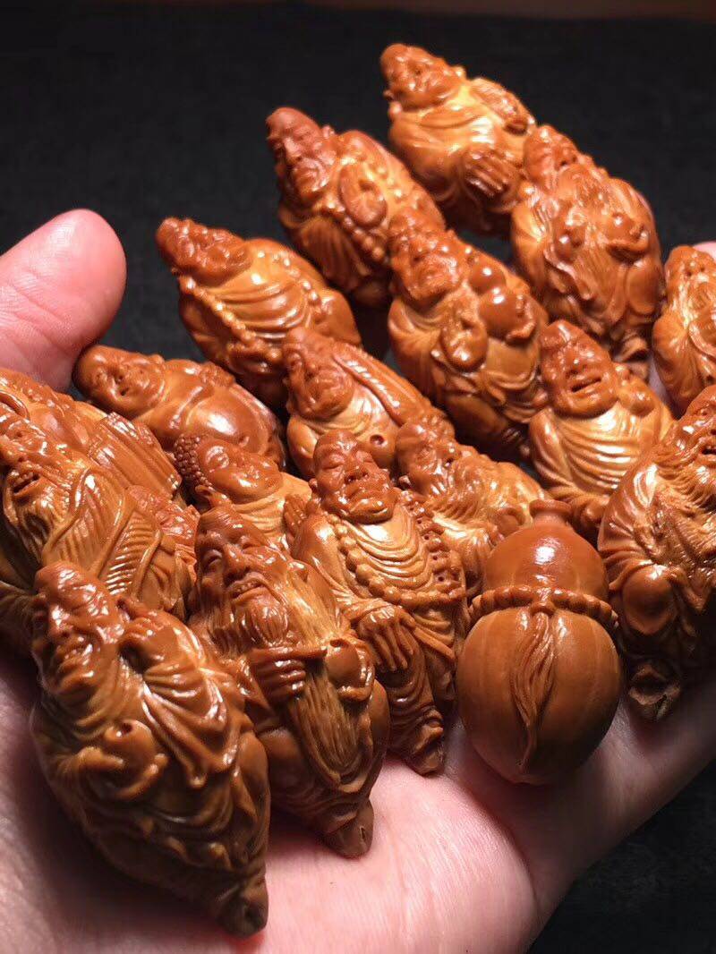 Nuclear carving fans pure handmade olive core carving whole one-sided eighteen arhats long string Su Gong famous family neck hanging Merlin core