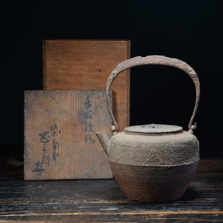 紫金堂加藤忠三郎　明治鉄瓶 丸型鉄瓶 蓋に鈴付き 紫金堂加藤忠三郎 明治鉄瓶 丸型鉄瓶 蓋に鈴付き 鉄瓶