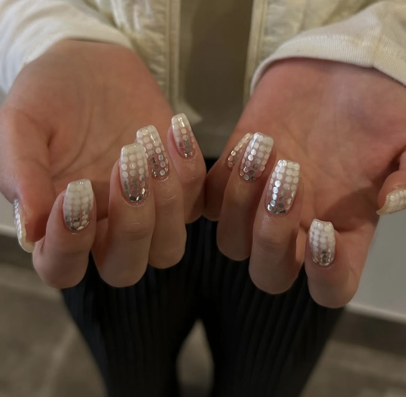 Handmade Nails, New High-End Personalized European and American Style, Niche Elegant Silver Sequin Polka Dot Gradient Manicure
