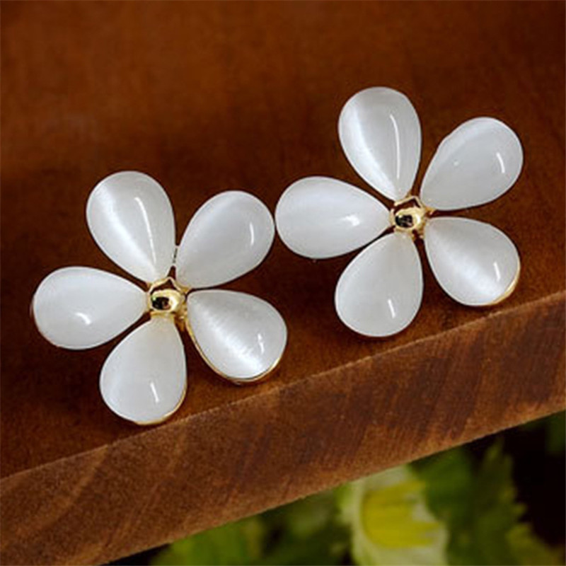 Korean version of small fresh temperament cat's eye stone flower cherry chrysanthemum white five Leaf Flower Earrings