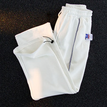 The white sports guard pants and the male and female are thin and sensory straight-leg pants