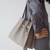 Niche bag womens summer 2021 new trendy high-end western-style texture messenger bucket bag large-capacity commuter wild