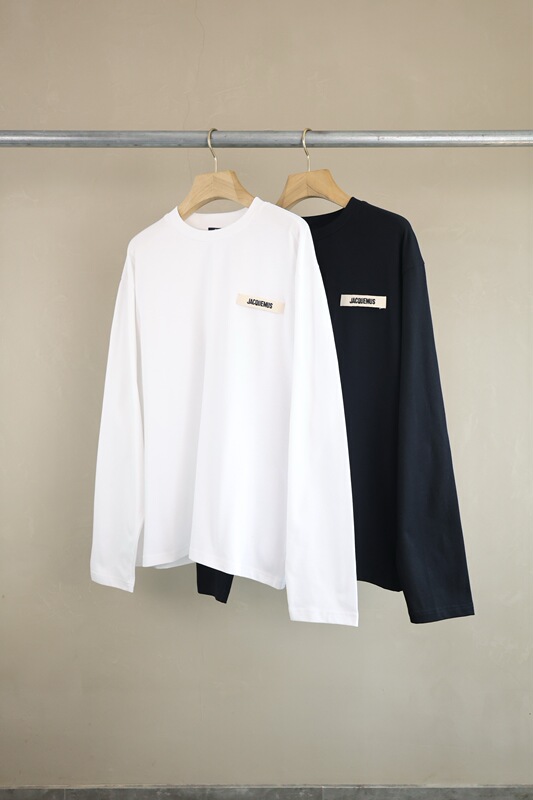 Jacquemus Jac Basic Model Long-Sleeved T-Shirt with Embroidered Ribbon Logo on the Chest, Unisex Style Jacquemus Jac Basic Model Long-Sleeved T-Shirt with Embroidered Ribbon Logo on the Chest, Unisex Style
