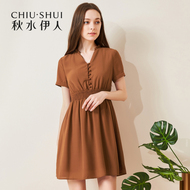 Qiushui Yiren phụ nữ mới của 2018 mùa hè cá tính bằng gỗ nút tai ngắn tay đàn hồi eo Slim dress