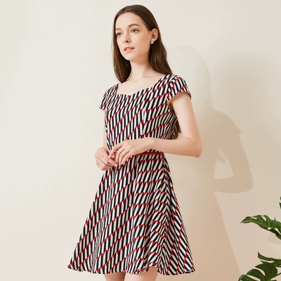 Qiushui Yiren 2018 mùa hè mới của phụ nữ sọc dọc phần ngắn là mỏng bay tay áo Slim dress áo nữ Sản phẩm HOT