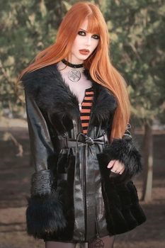 ຍີ່ຫໍ້ Trendy KILLSTAR Krystina goth rock punk imitation fur belted leather coat