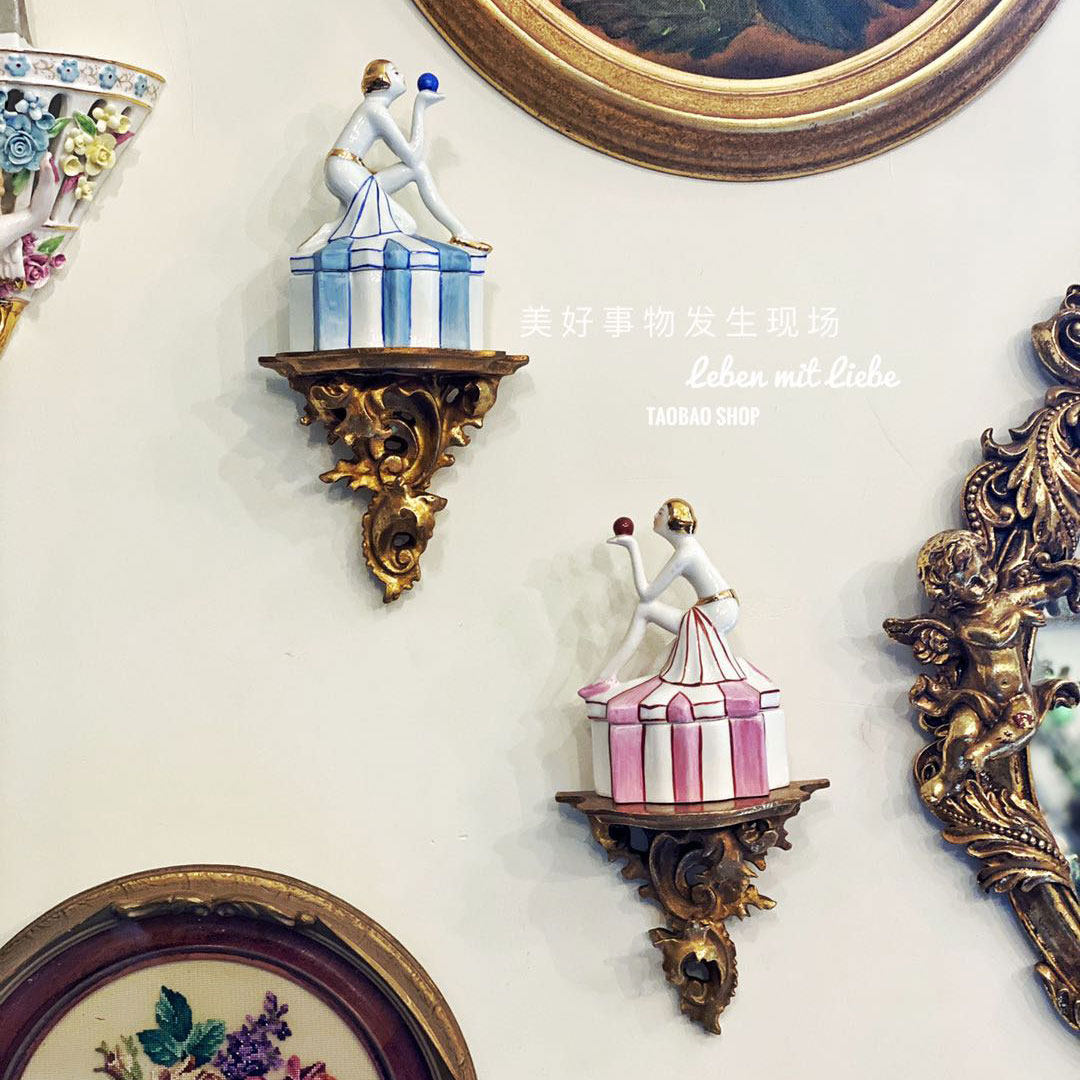 Beautiful things happen on the scene Home furnishing European-style retro-style golden flower-wrapped wall bracket shelf