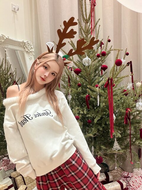 Mungsera's Original American-Style Spicy Girl Embroidered Off-Shoulder Furry White Fleece Sweatshirt