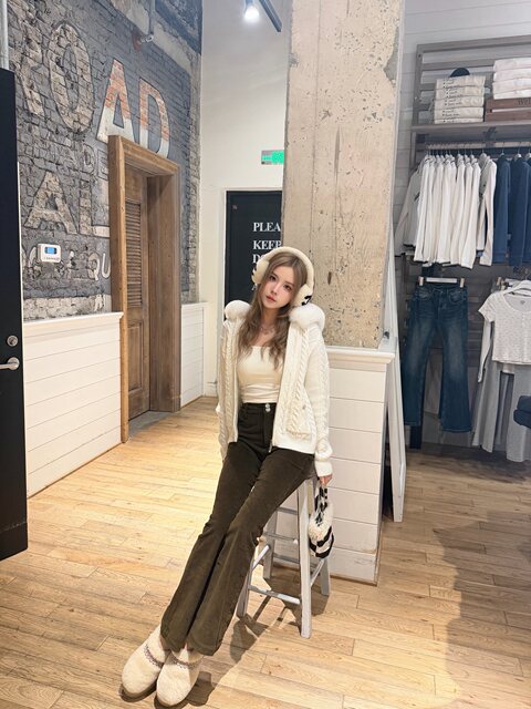 Mungsera'Snow Man' Oversized Detachable Fur Collar Imported Needle-Thickened White Cable Knit Zip-Up Cardigan