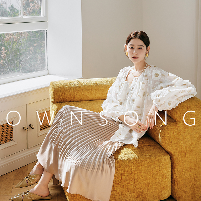 Ownsong Is Stunning! Heavy-Duty Gold Thread Three-Dimensional Embroidered Floral Cotton Shirt, Round Neck, Loose and Drapey Blouse