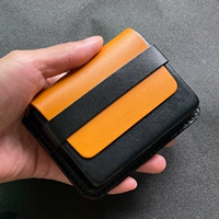 Черный с желтой крышкой.