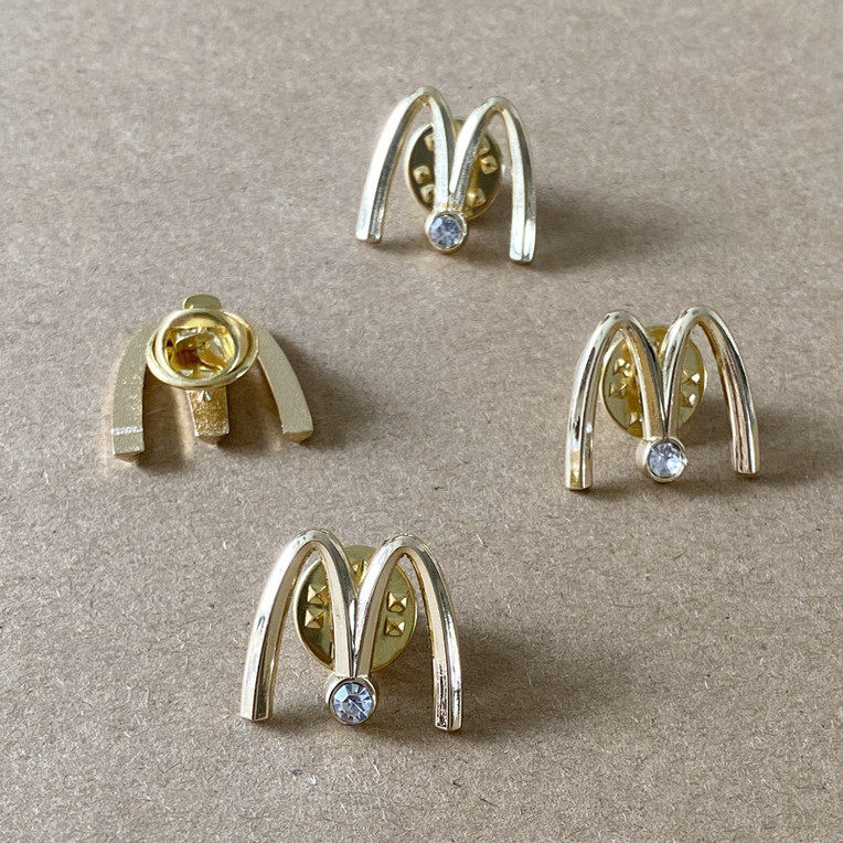 麦当劳精美徽章pins 麦当劳员工纪念章pin M字logo带钻石襟章胸针-淘宝Taobao | 天猫Tmall