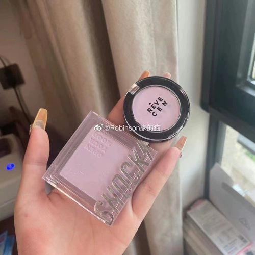 Снижение возраста и нежная корейская ниша непопулярная ревена монохромные монохромные монохромные прикрытия.