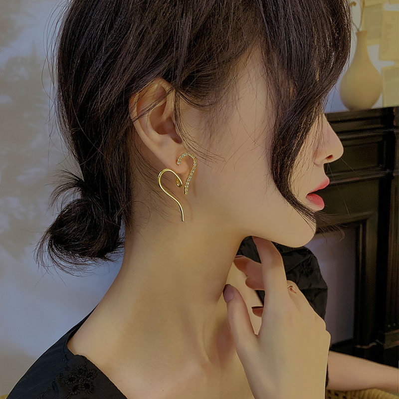 Hong Kong tide brand love stud earrings Korean temperament internet red earrings women's fashion light luxury earrings silver needle 2022 new trend