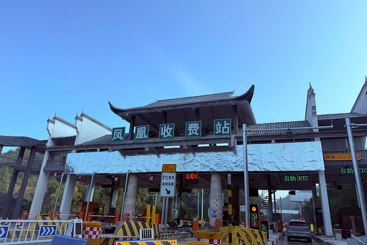 追更:沱江边,翠翠还在等:同父母游凤凰古城-3Cgeek,只卖正品 收售工厂呆滞库存尾单 追更:沱江边,翠翠还在等:同父母游凤凰古城