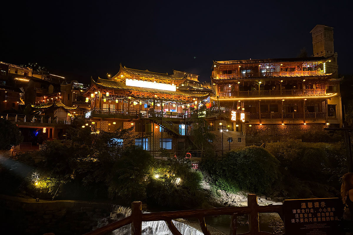 带着父母去旅行 Day 3:芙蓉镇,住进瀑布边的夜色里-3Cgeek,只卖正品 收售工厂呆滞库存尾单 带着父母去旅行 Day 3:芙蓉镇,住进瀑布边的夜色里