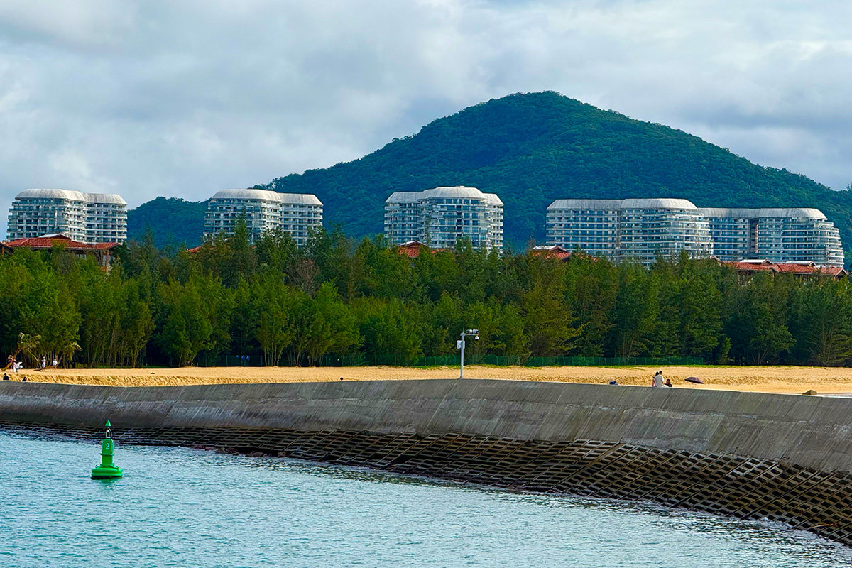 海南环岛自驾游第六天，一天集齐三大海湾！神州半岛的静、石梅湾的蓝、日月湾的浪……