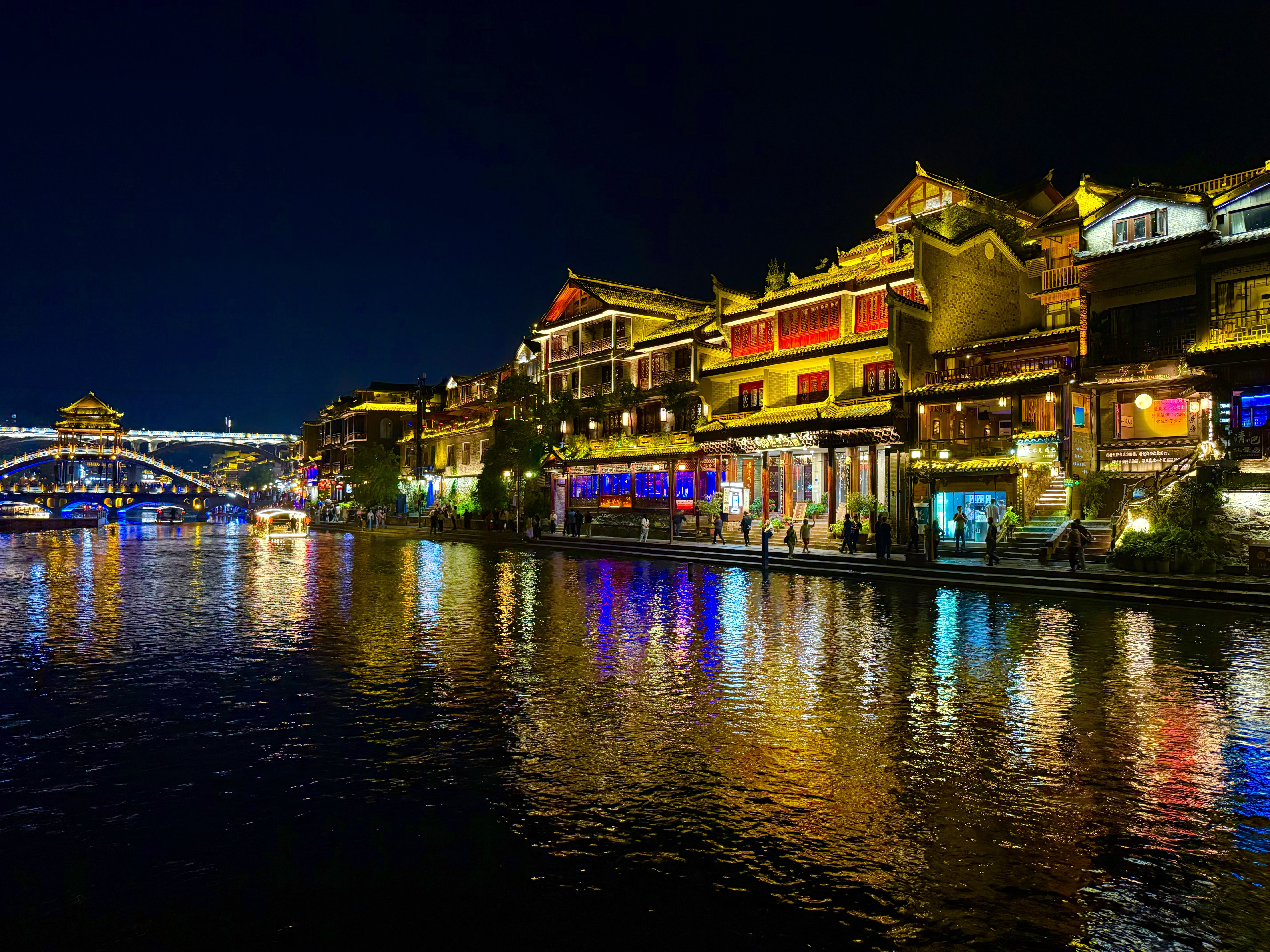 追更:沱江边,翠翠还在等:同父母游凤凰古城-3Cgeek,只卖正品 收售工厂呆滞库存尾单 追更:沱江边,翠翠还在等:同父母游凤凰古城