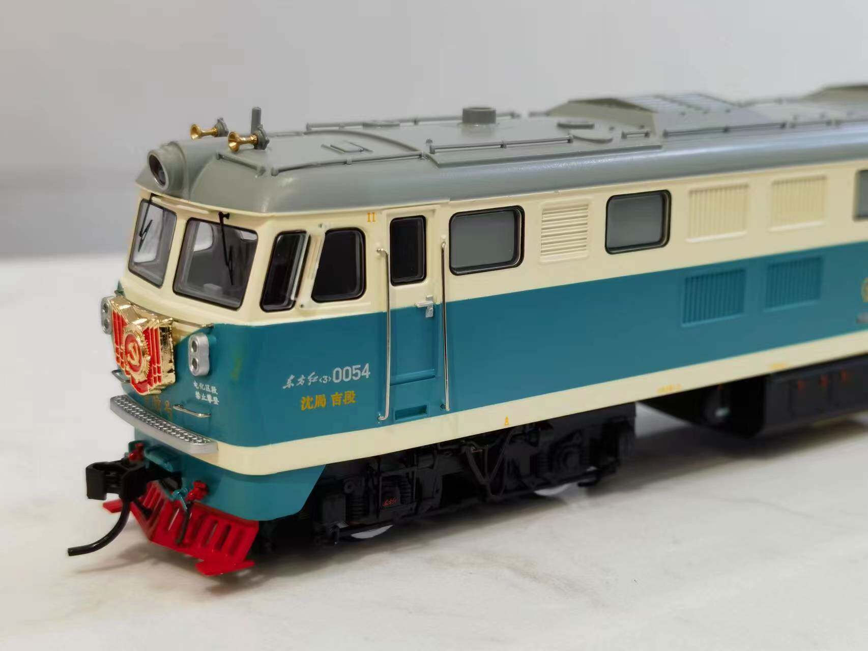 товар из китая 百万城火车模型  ho 1/87 中国东方红3型液力传动内燃机车 Bachmann