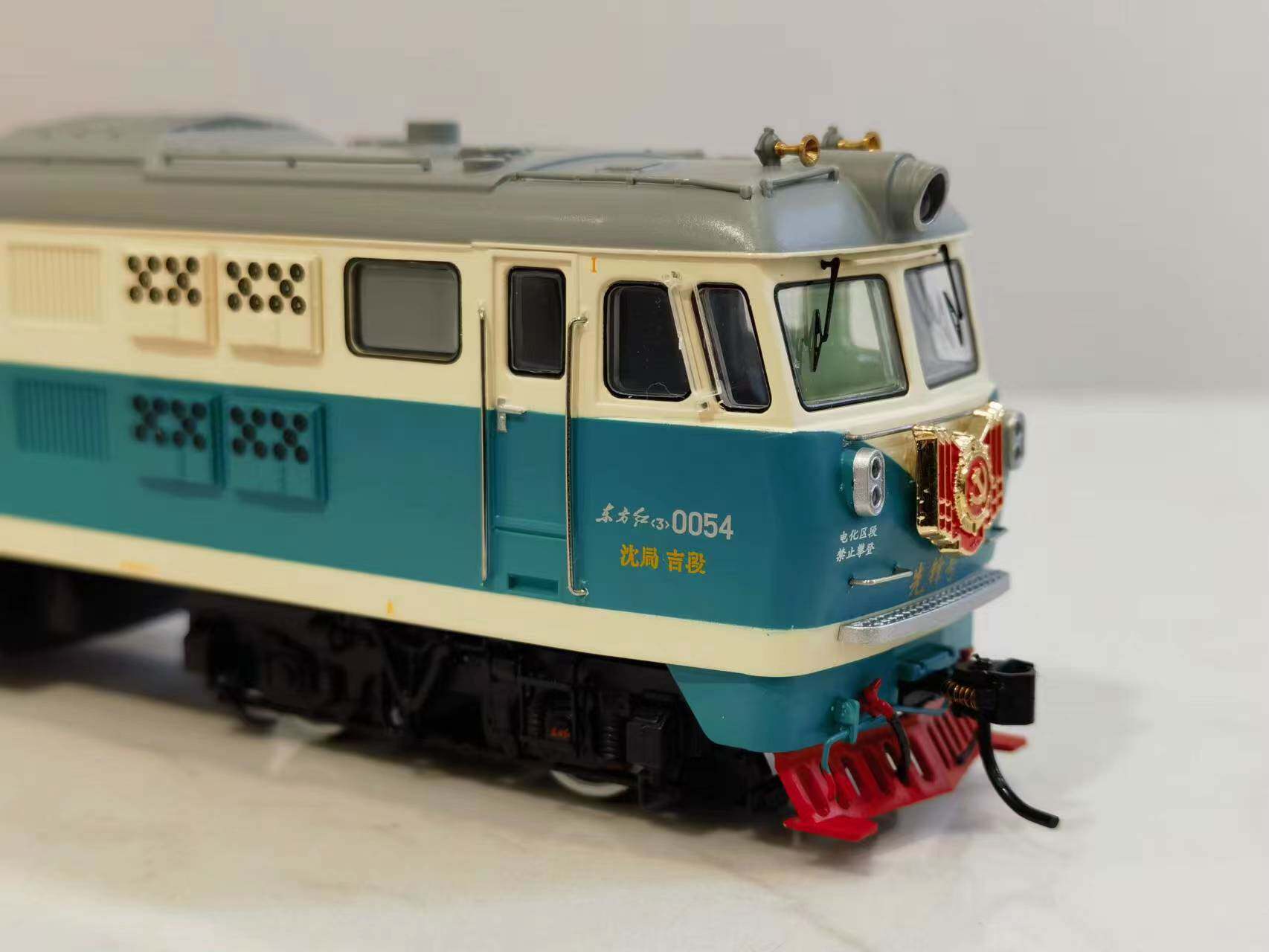 товар из китая 百万城火车模型  ho 1/87 中国东方红3型液力传动内燃机车 Bachmann