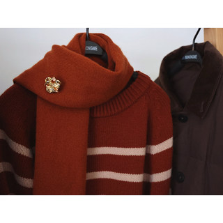 Anna's Honey-Colored Three-Petal and Four-Petal Flower Exquisite Versatile Accessory with a Stylish Design Brooch