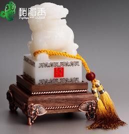 Jade seal decoration high-end boutique natural A goods raw stone carved lion foreign guest gifts noble and generous value