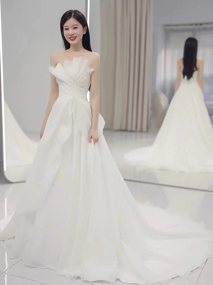Satin tube top light wedding dress 2024 new bride main yarn qi, a small one goes out, goes out, gauze travel, light luxury trailer tail Satin tube top light wedding dress 2024 new bride main yarn qi, a small one goes out, goes out, gauze travel, light luxury trailer tail