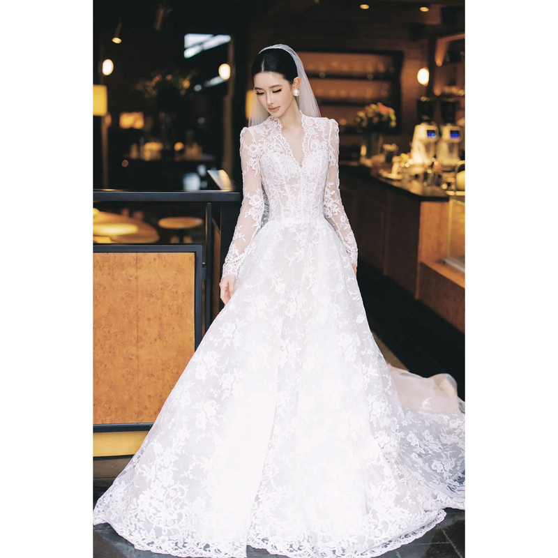 French-Style Long-Sleeve V-Neck Light Wedding Dress 2026 New Vintage High-End Light Luxury Lace Trailing Bridal Gown French-Style Long-Sleeve V-Neck Light Wedding Dress 2026 New Vintage High-End Light Luxury Lace Trailing Bridal Gown