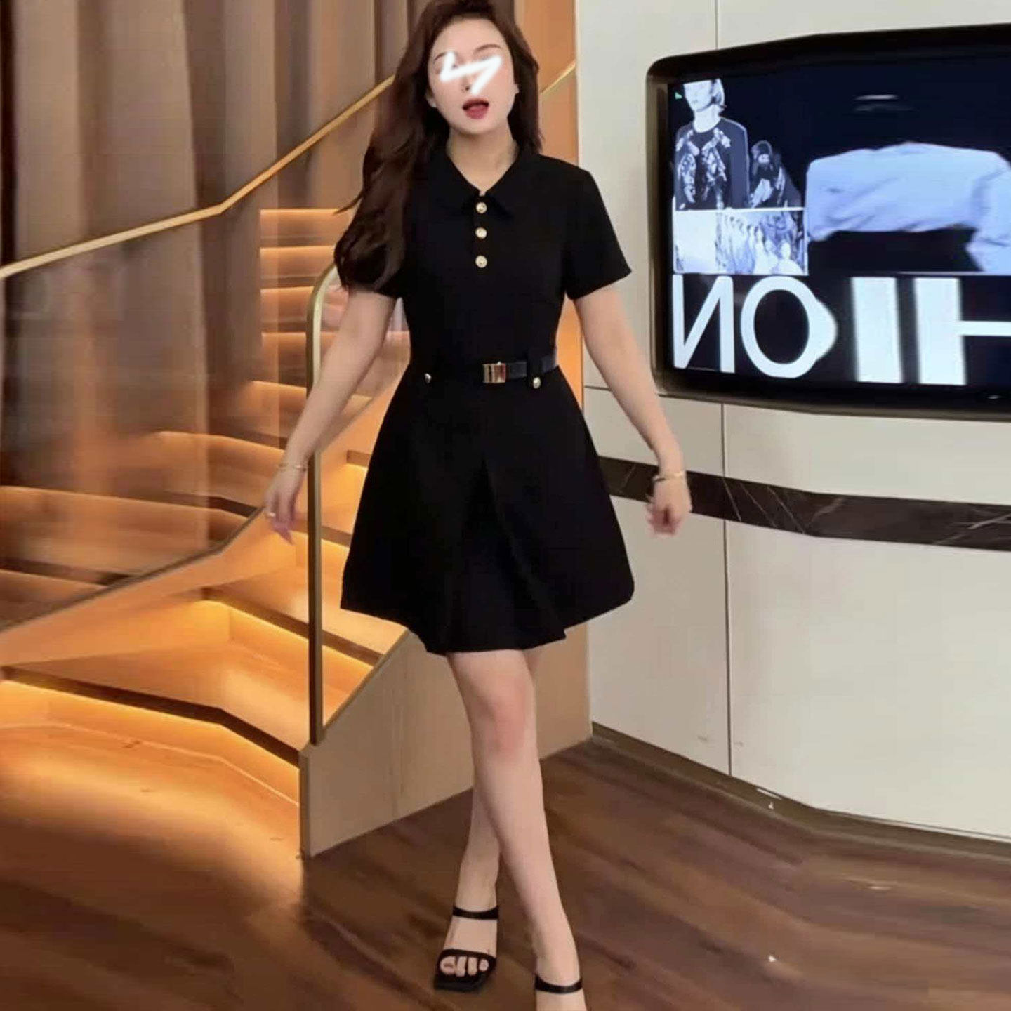 A large-sized French Hepburn style polo collar suit dress for a chubby girl in summer, with a stylish, cinched waist and a high-end A-line dress